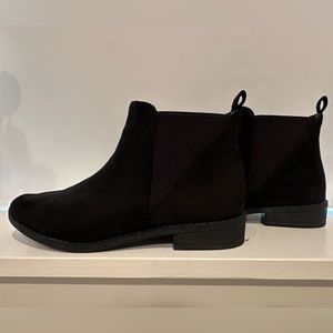 MaxMuxun black ankle boots. Woman’s size 8.